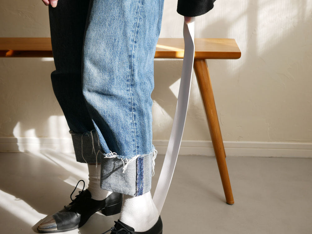 デニム素材のファッショナブルなアンクルドレスシューズとウォーキングシューズが、カーフ部分にバランス良くストラップとポケットを備えて配置されています。