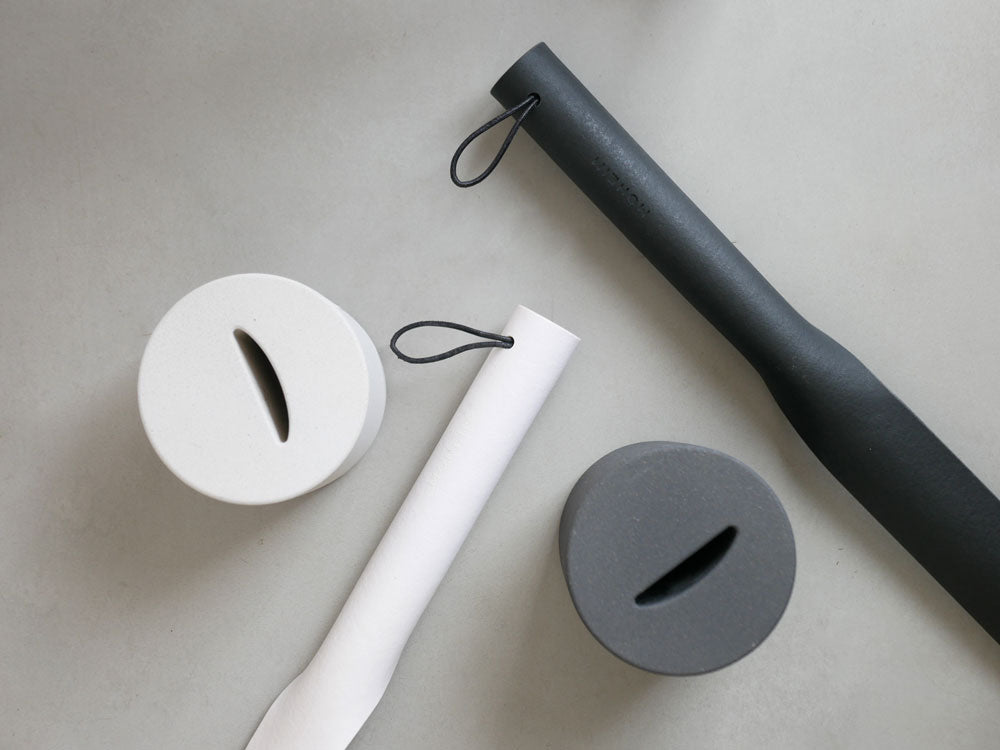 MOHEIM製プラスチック円筒型シューズホーンとコンクリート土台