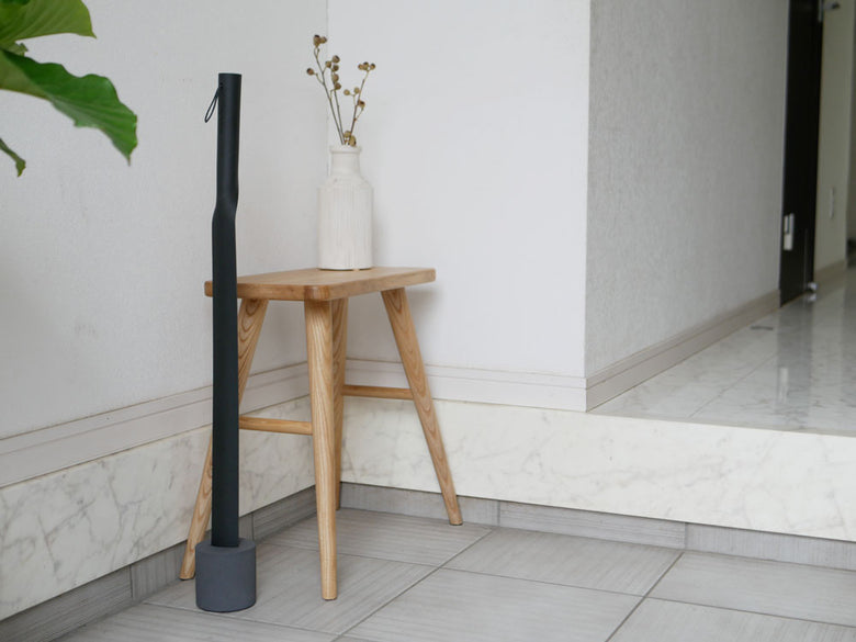 MOHEIMモヘイムのシューホーン本体とコンクリート製土台が木製フローリング上に配置された製品画像