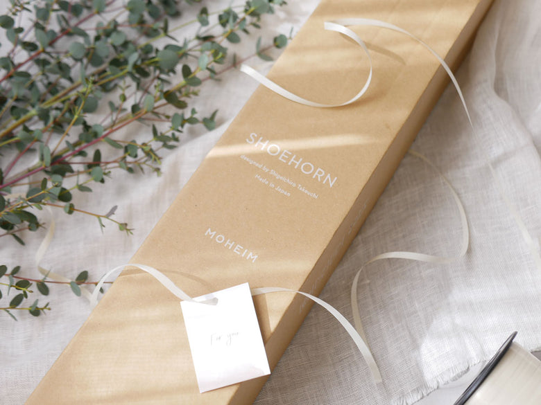 MOHEIMのSHOEHORN、バルカナイズドファイバー製の本体とコンクリート製土台を特徴とするデザイン性の高いシューズホーン