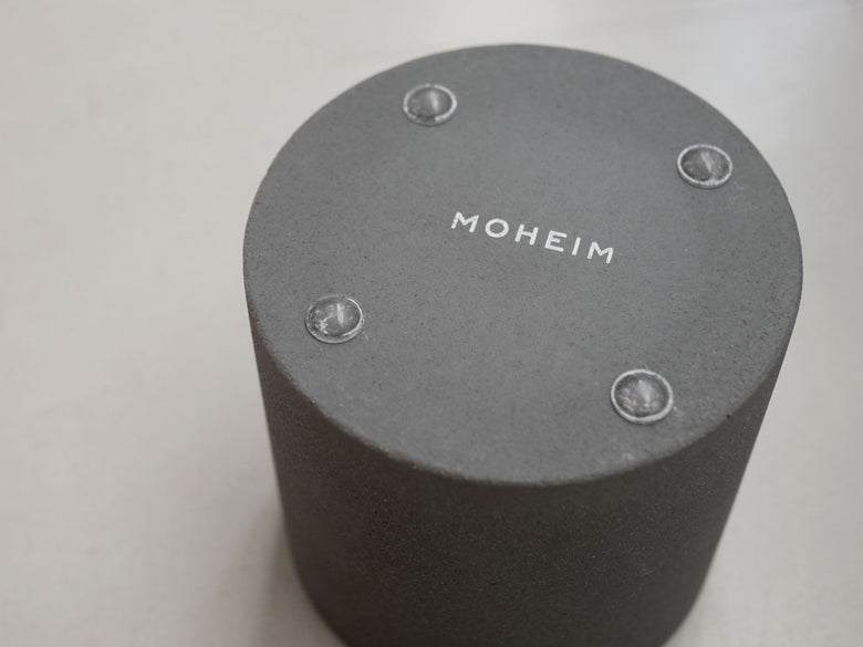 MOHEIMのシルバー色プラスチック製円筒型シューホーンとコンクリート土台、本体サイズW40×D30×H685mm。