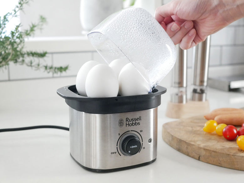 ラッセルホブスのクイックミニスチーマー本体と、付属のスチーム皿に盛られた蒸し野菜と卵