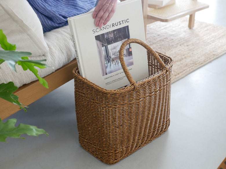 【Creer/クレエ】ユティル ピクニッククーラーバッグの籐製収納バスケット。自然素材を使用し、ピクニックや家庭用に最適なデザインです。