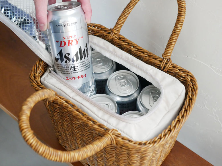 【Creer/クレエ】ユティル ピクニッククーラーバッグにバスケット、ガラス瓶、アルコール飲料、食べ物などが収納されている様子
