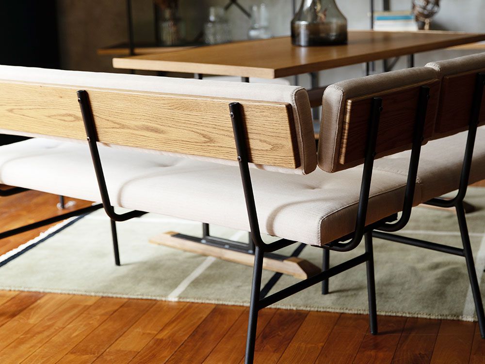 オーク突板とスチールパイプを使用したサムノルド ベンチソファの木製家具