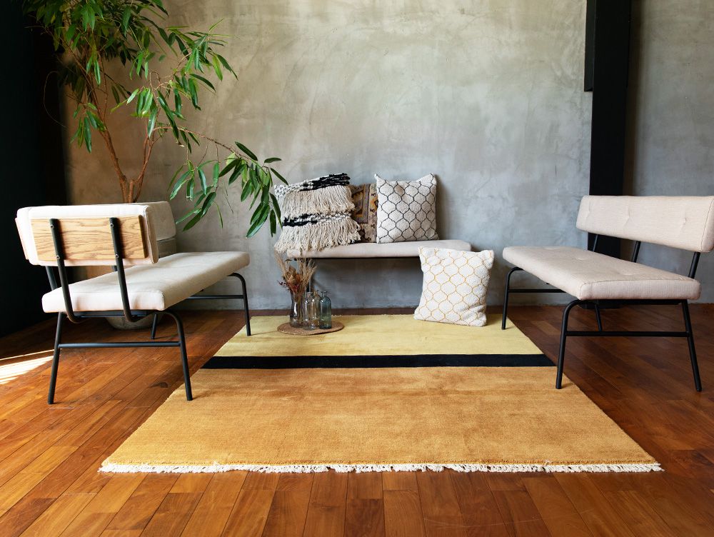 オーク突板とスチールパイプを使用した灰色のサムノルド ベンチソファが木製フローリング上に配置されたモダンなリビングルームのインテリア写真