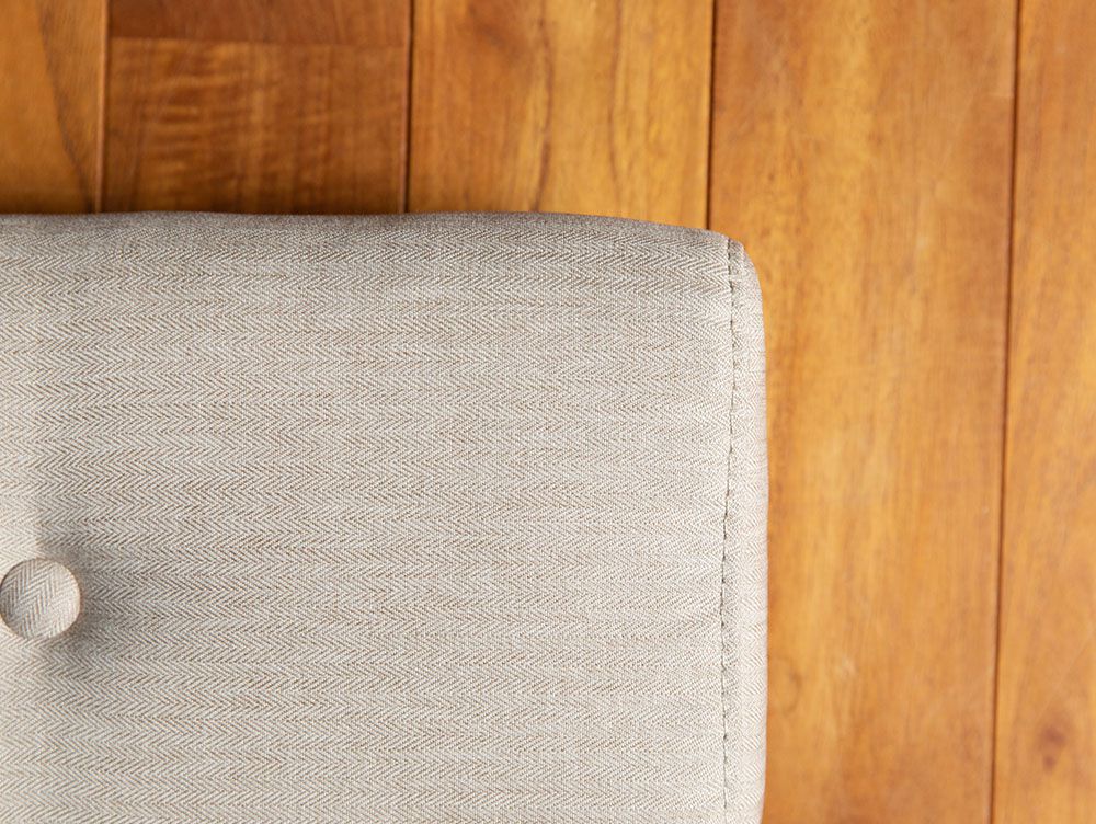 ブラウンのオーク材を使用し、ワニスで仕上げられたハードウッドの木製床のクローズアップ