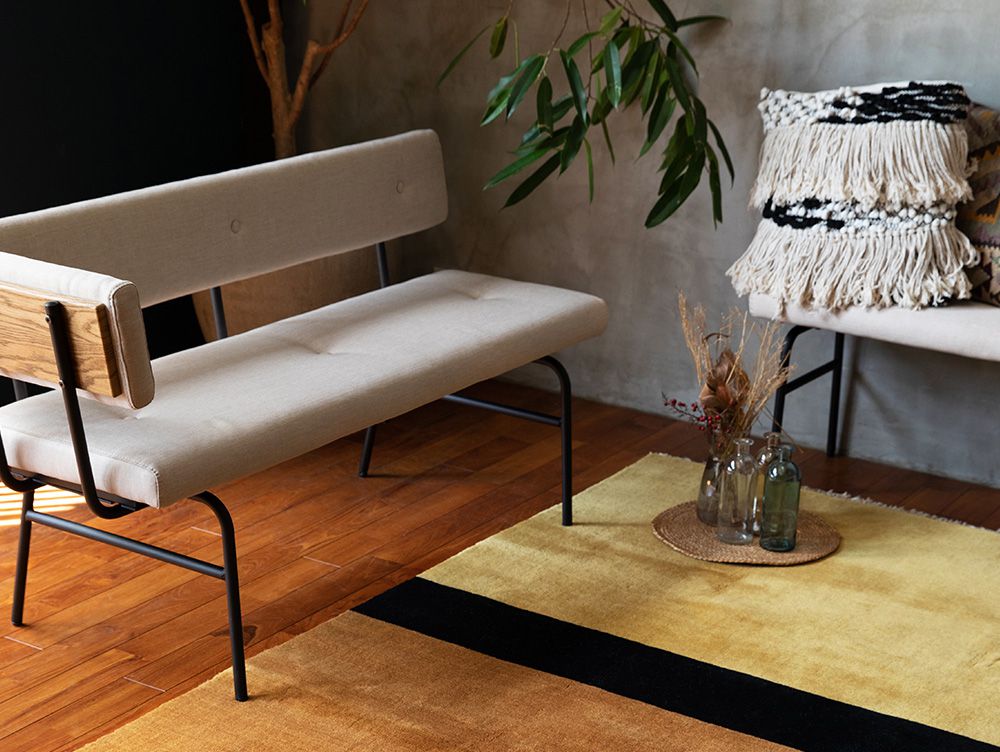 木製アウトドアベンチソファ「sam-nord」が設置された屋外スペースの様子