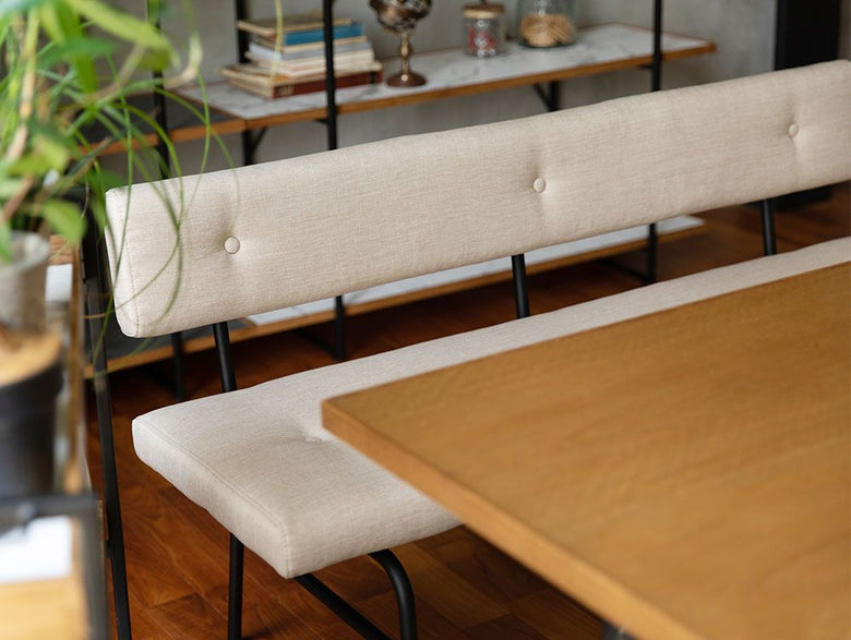 木製の床に置かれたアデペシュのサムノルドベンチソファ