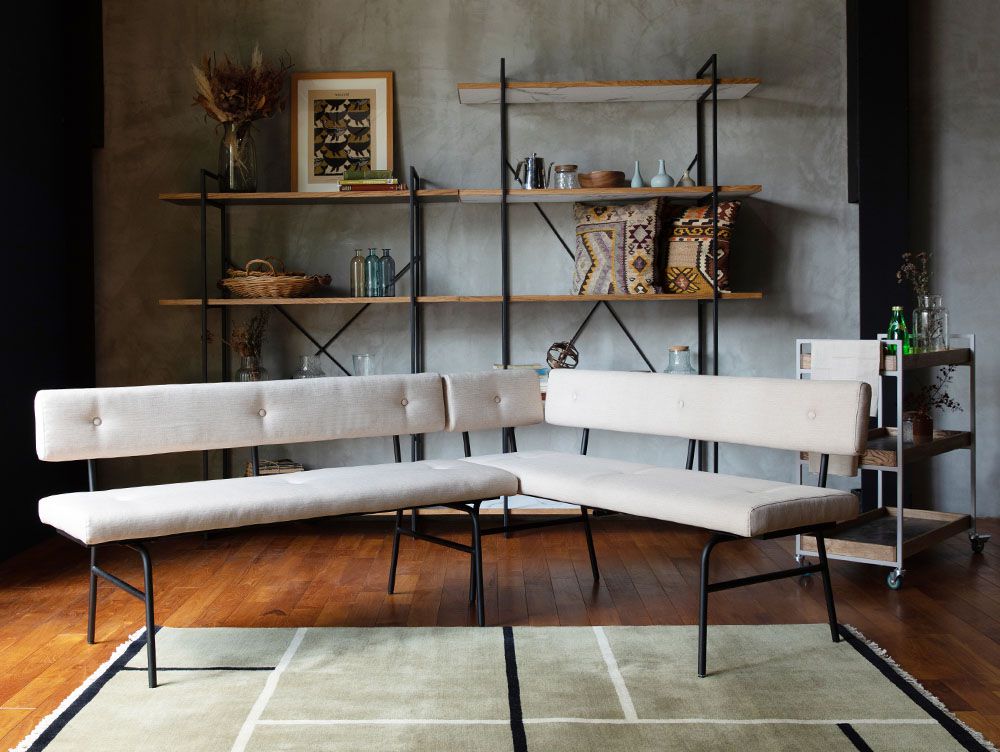 アデペシュのサムノルド オプションアーム付き木製家具。オーク突板とスチールパイプを使用したデザインが室内の木製フロアと調和しています。