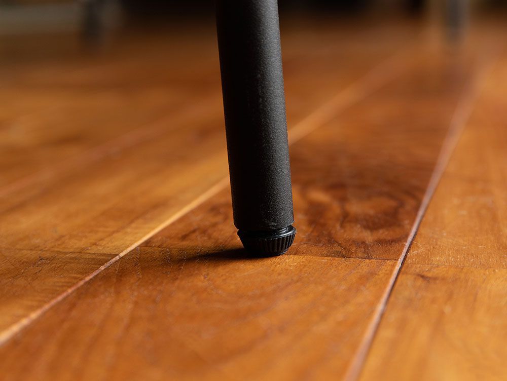 ブラウンのハードウッドフローリング。木材のプランクがバーニッシュ仕上げで美しく整えられています。