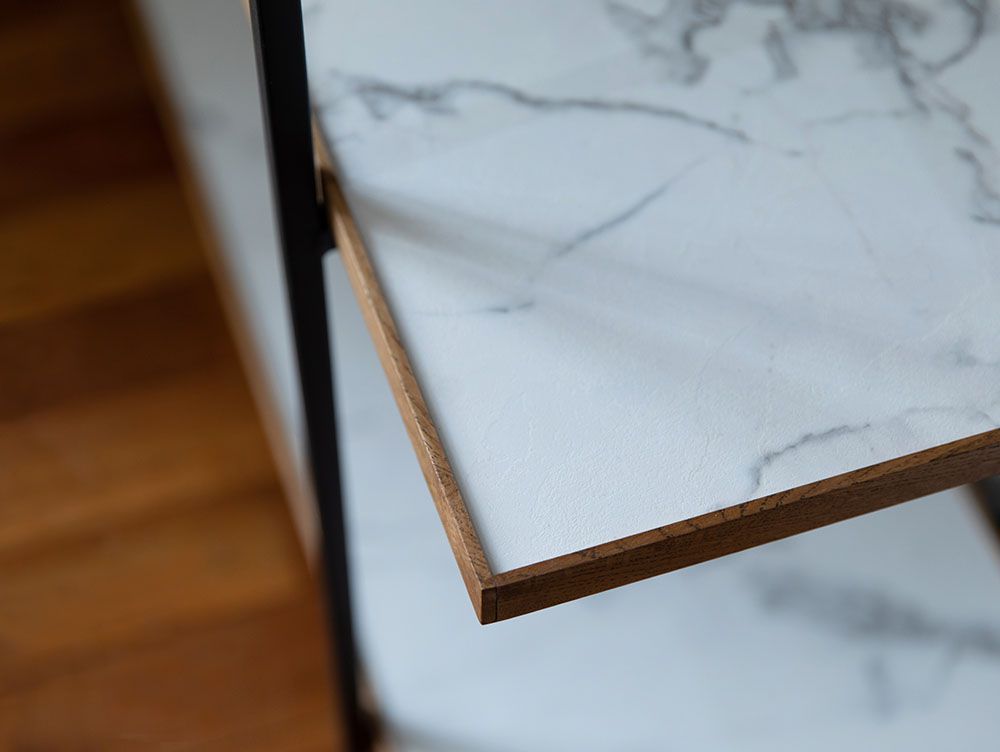 スチールフレームとオーク無垢材を使用したアデペシュPOLポルオープンシェルフの外観