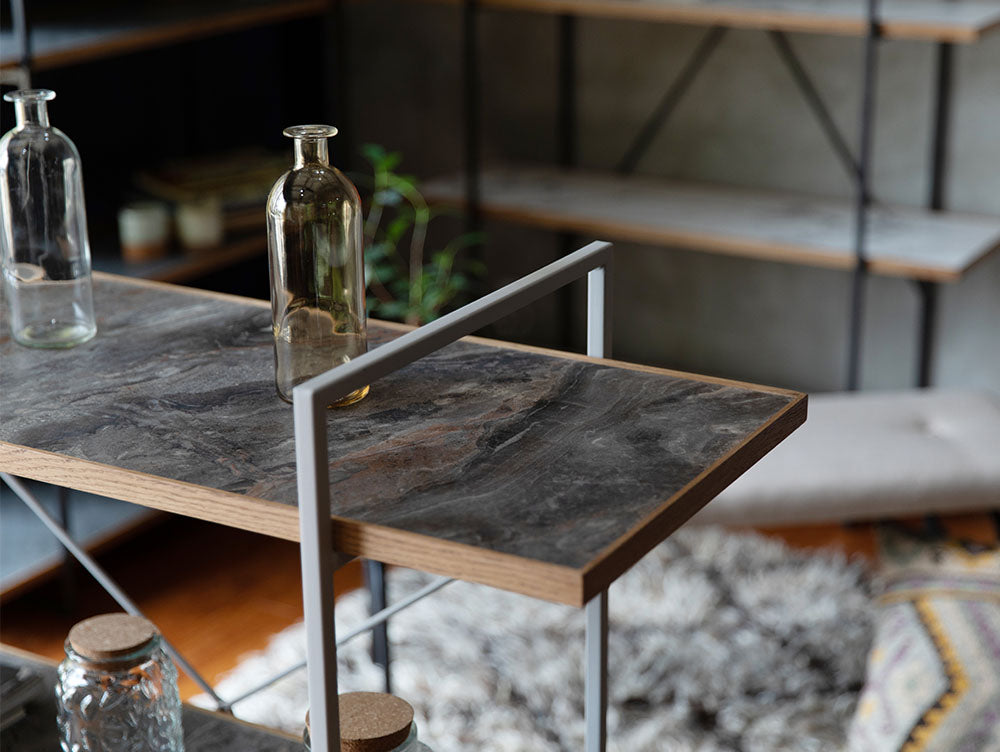 アデペシュのPOLポルオープンシェルフに自然素材の花鉢やキッチン用品が配置されています