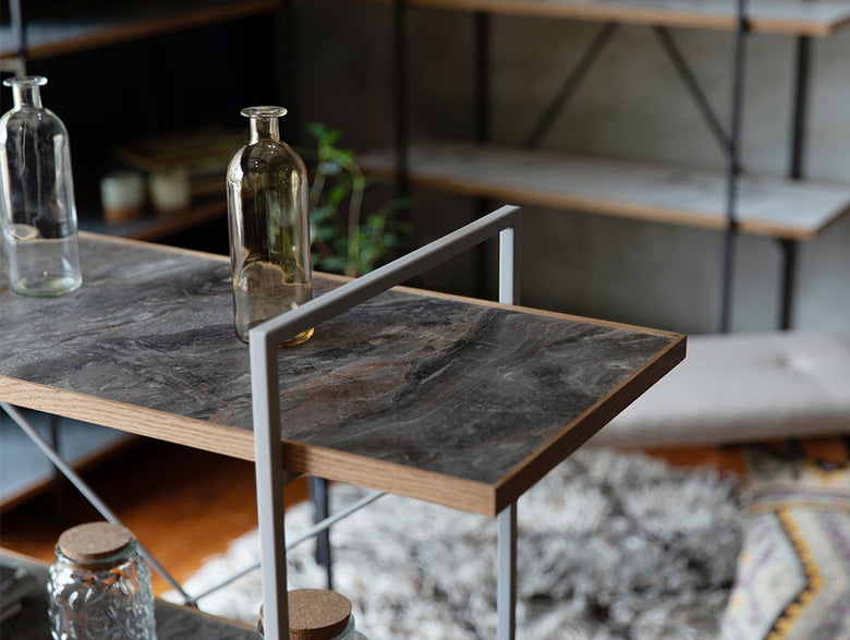 アデペシュのPOLポルオープンシェルフに自然素材の花鉢やキッチン用品が配置されています