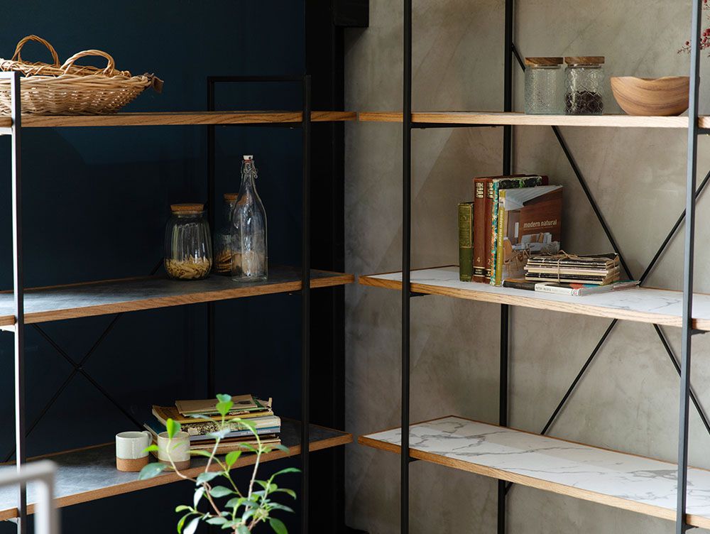 アデペシュのPOLポルオープンシェルフ、スチールフレームとオーク無垢木を使用した木製オープン書棚