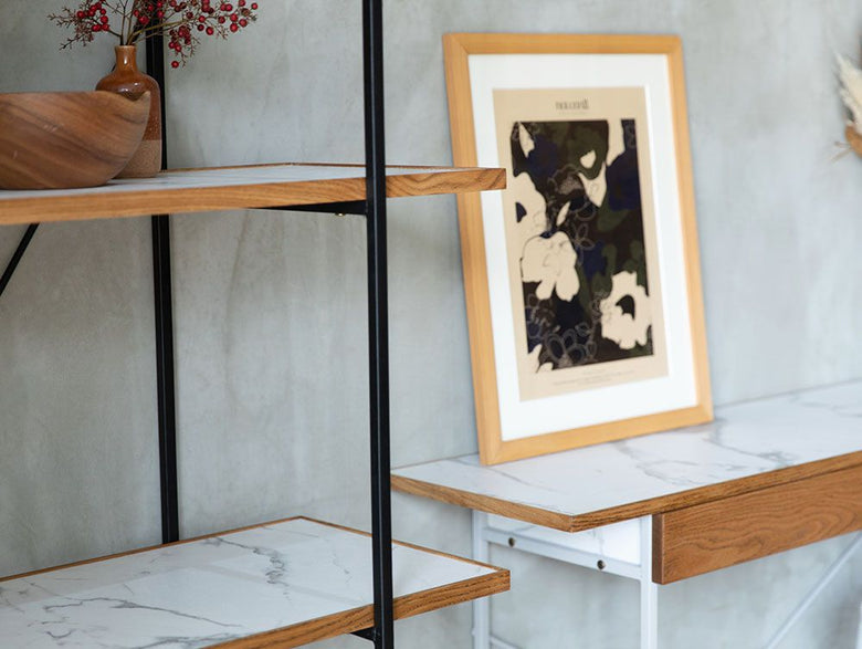 アデペシュ POL ポル オープンシェルフと木製デスク、観葉植物が配置されたナチュラルなインテリアの写真