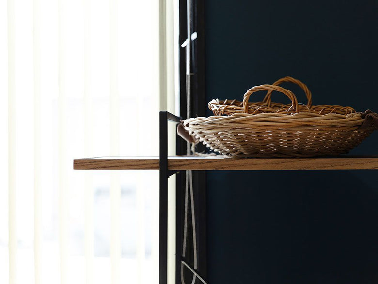 POLポルオープンシェルフのスチール焼付けフレームにオーク無垢材の木製棚が組み合わさった収納ラック