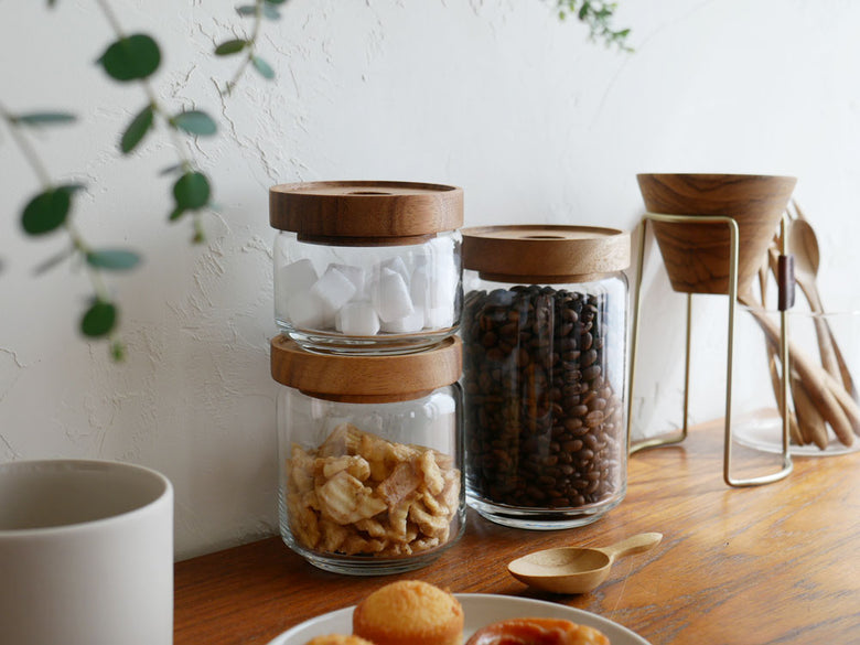 CHABATREEのサイノシュア ジャーとロータスティーサーバー。ソーダガラス製の異なるサイズのマイソンジャーとチーク製のティーサーバーが一列に並んでいる