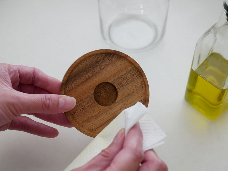 CHABATREEのサイノシュアジャーとロータスティーサーバーがオリーブオイルと共にキッチンのカッティングボード上に配置されている様子