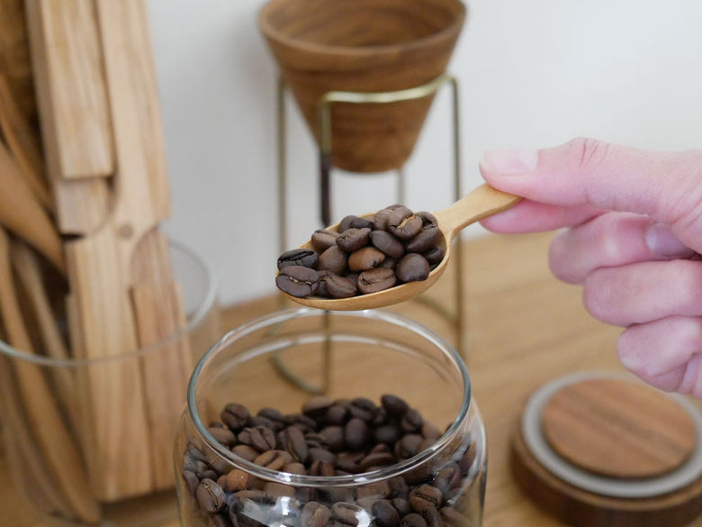 CHABATREEのサイノシュア ジャーとロータスティーサーバーのセット。コロンガラス製ジャーとチーク材サーバーが美しく並べられたテーブルウェア。