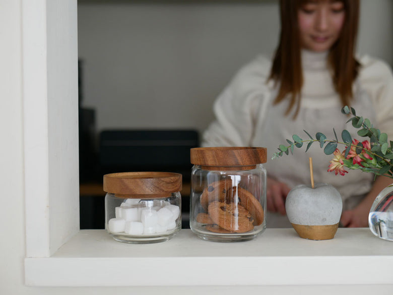 チャバツリーのソーダガラス製コロンジャーとアカシア蓋、ロータスティーサーバーが並んだ食品保存用テーブルウェアのセット