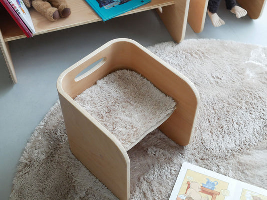 ホップルのコロコロチェア専用チェアパッドが木製の床に敷かれ、子供が快適に座っている様子