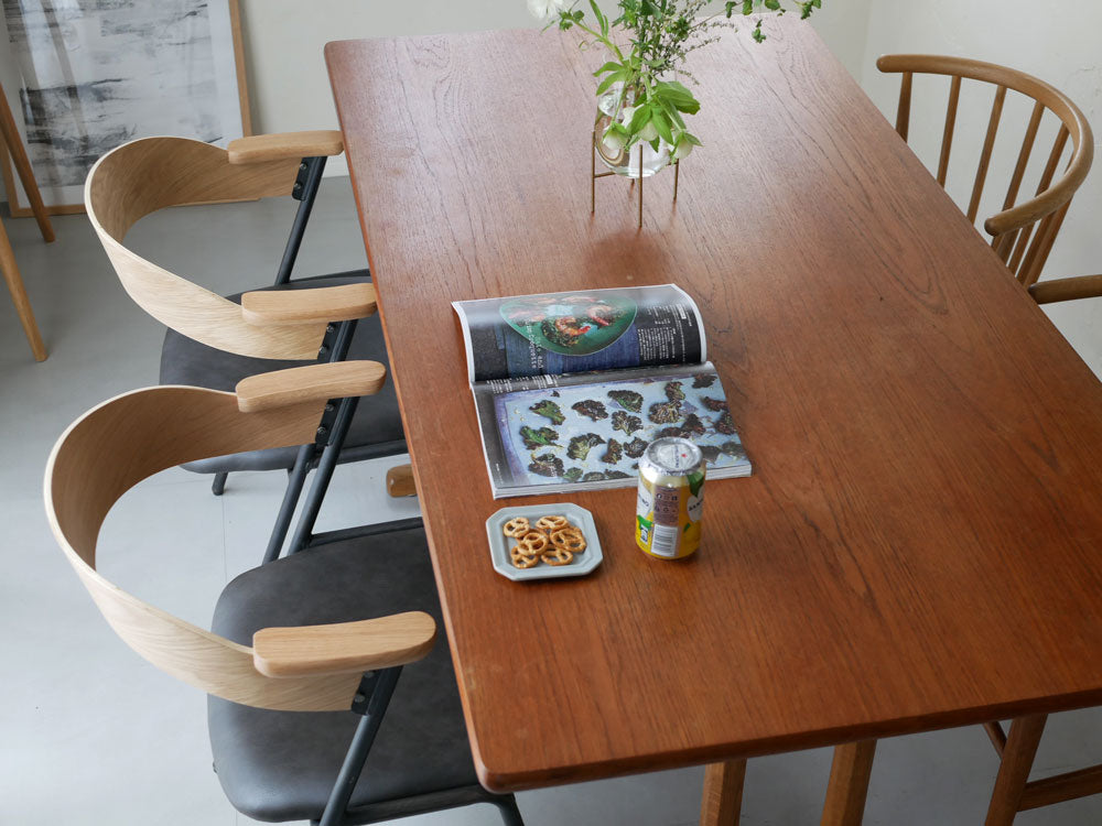 adepecheのダニス ショートアームチェア。オーク突板とアッシュ無垢材を使用した背板とアーム、スチールフレームにPU座面を組み合わせたインテリア用家具。完成品で耐荷重80kg。