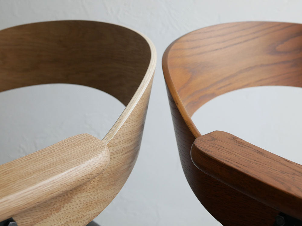 オーク突板とアッシュ無垢材を使用したブラウン色のダニス ショートアームチェア全体像