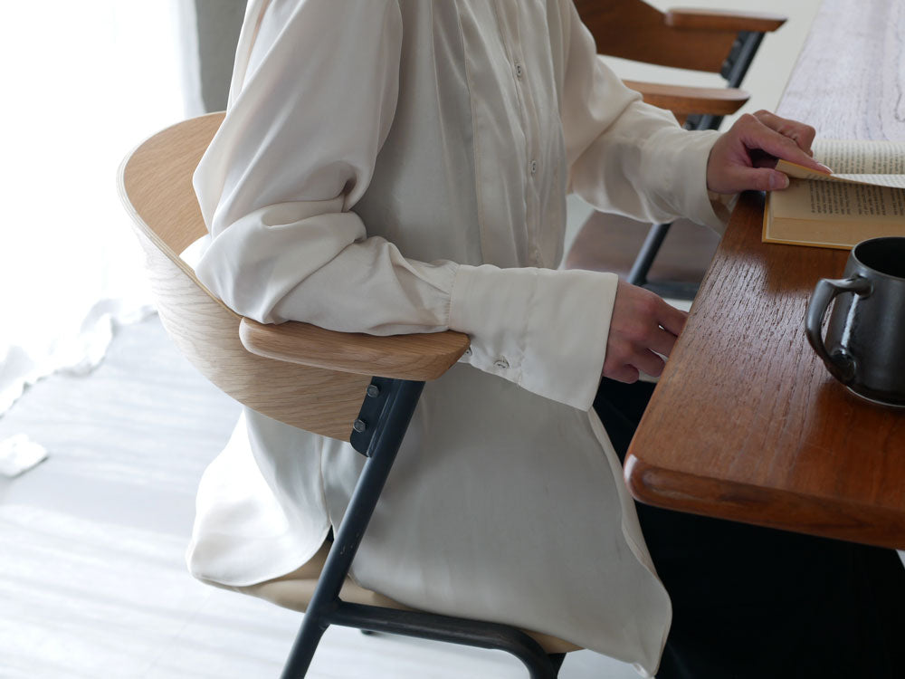 アデペシュのダニス ショートアームチェア。オーク突板とアッシュ無垢材を使用した木製フレームで快適な座り心地を提供する木製椅子