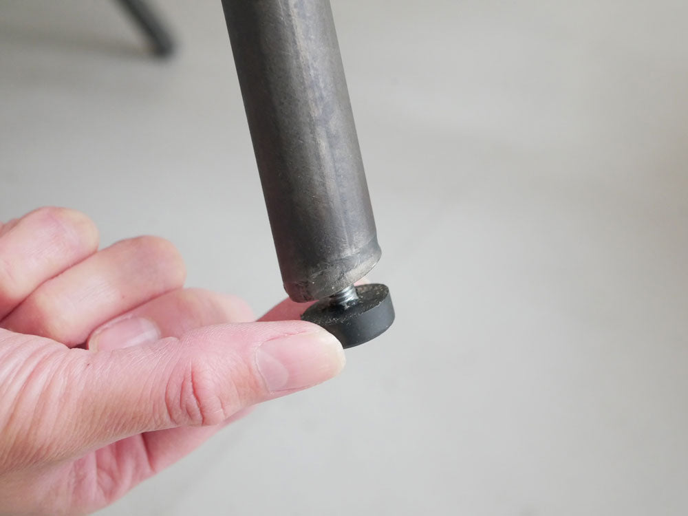 adepecheのダニス ショートアームチェア。シルバーのスチールフレームとオーク突板の背もたれを組み合わせたモダンなデザインで、PU座面が快適な座り心地を提供します。