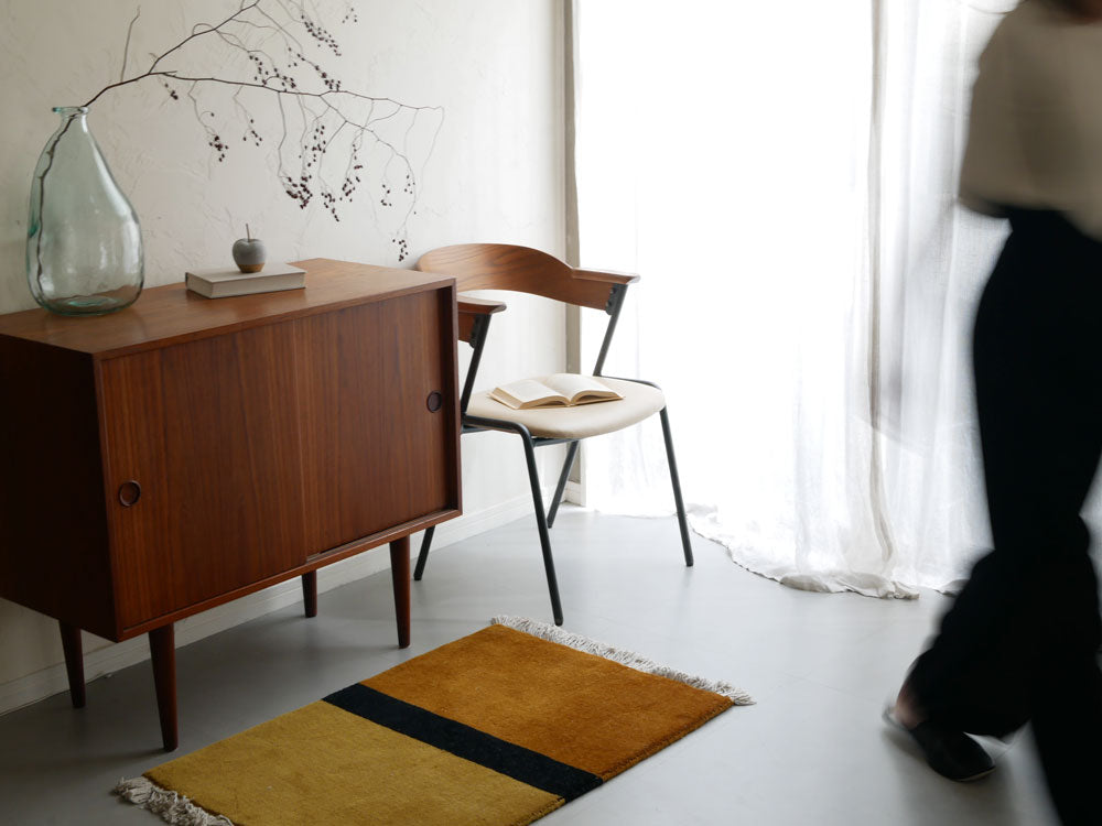 木製床の室内に配置された【adepeche/アデペシュ】ダニス ショートアームチェア PU