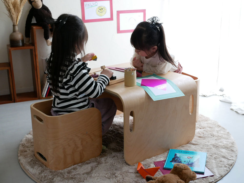 子供たちが快適に遊べるホップルの130cm円形マイクロファイバーラグを敷いたリビングルーム