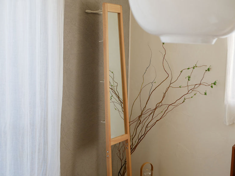 天然木ビーチ材とスチールを使用したMash/マッシュ リヴ 立て掛けミラーが、モダンなインテリア空間に調和して設置されている様子