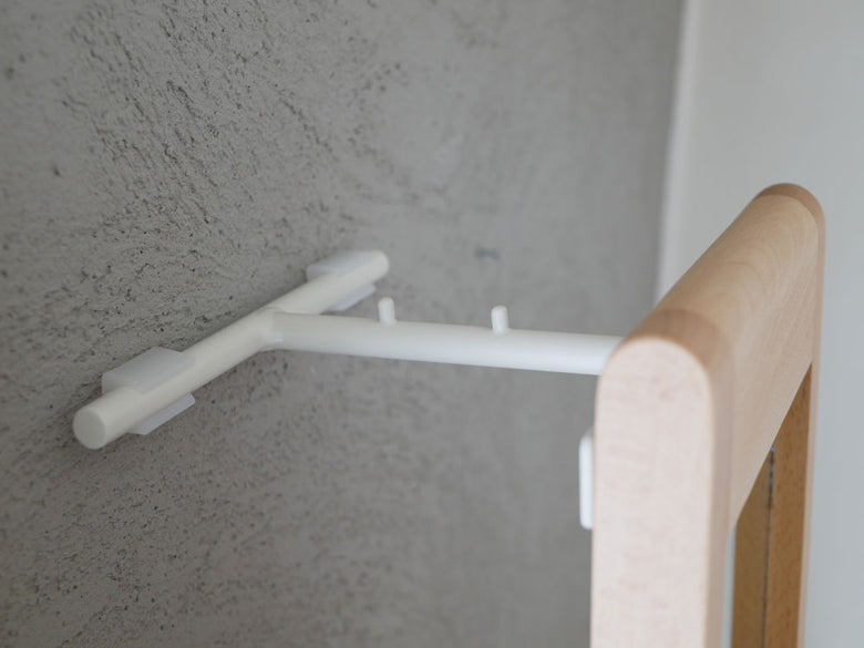 【Mash/マッシュ】リヴ 立て掛けミラー。天然木ビーチ材フレームとスチール製背面ハードウェアを組み合わせたモダンなデザインの立て掛け式ミラー。