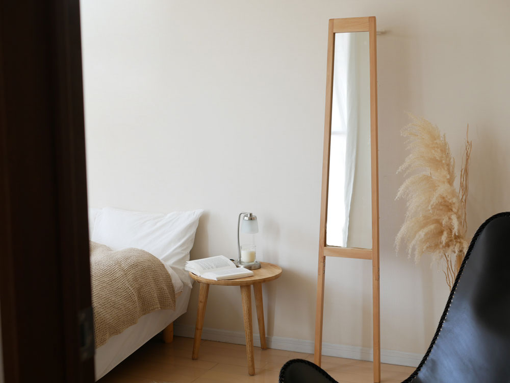 ビーチ材フレームの『リヴ』立て掛けミラーと木製ランプの写真