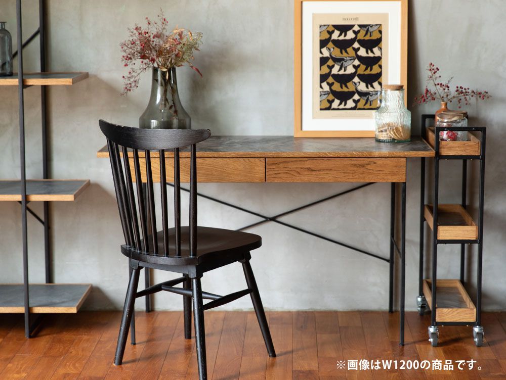 アデペシュ POL デスクと椅子が配置されたモダンな木製インテリアの室内