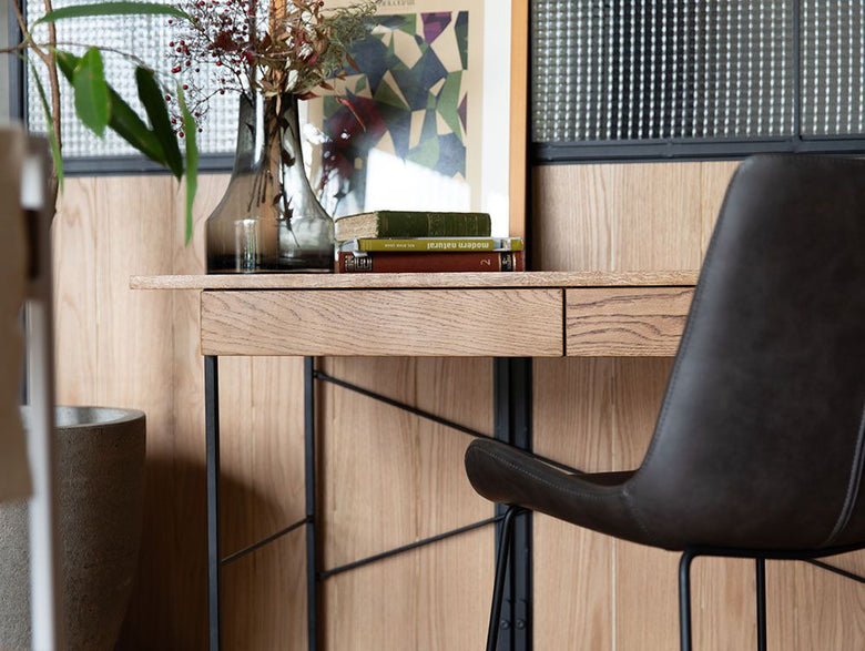 オーク無垢材の天板とスチールフレームを使用した小原真一デザインのアデペシュPOLデスク、棚付きの木製書斎用デスク