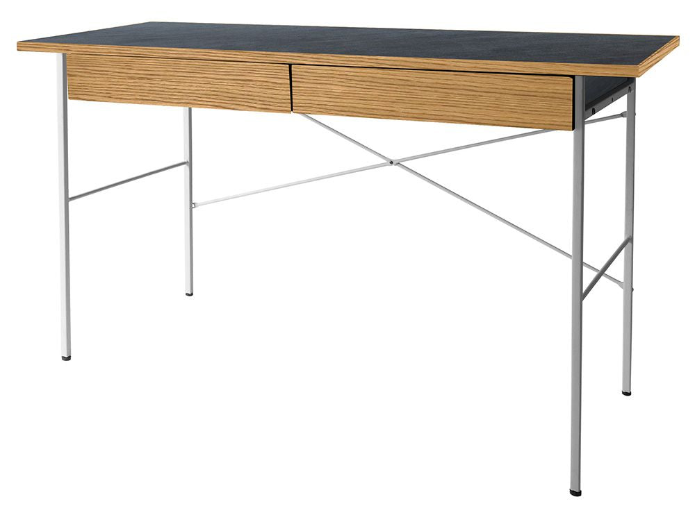 アデペシュ製POLポルデスクの写真。スチールフレームとオーク無垢材天板を使用したモダンな書斎用デスク