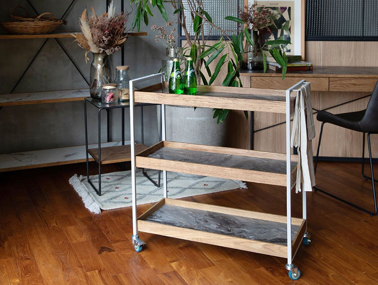 小原真一デザインのアデペシュ製ポルムービングワゴン。スチールフレームとオーク無垢材の木製棚を備えたインテリア向け家具