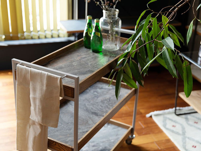 アデペシュ POL ポル ムービング ワゴンと木製棚、ハードウッドフロア、観葉植物が配置されたモダンなキッチンカート