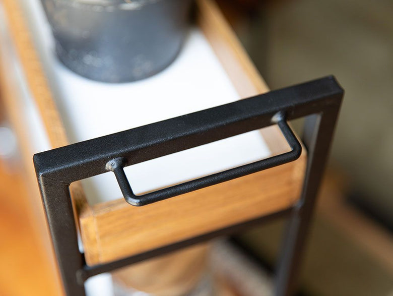 adepecheのPOLポルムービングワゴン、スチールフレームとオーク無垢材を使用した棚が組み合わされたデザイン