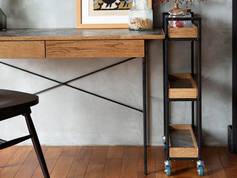 アデペシュのPOLムービングワゴン、オーク無垢材オイル塗装の天板とスチールフレームを使用した木製デスクがインテリアに調和している様子