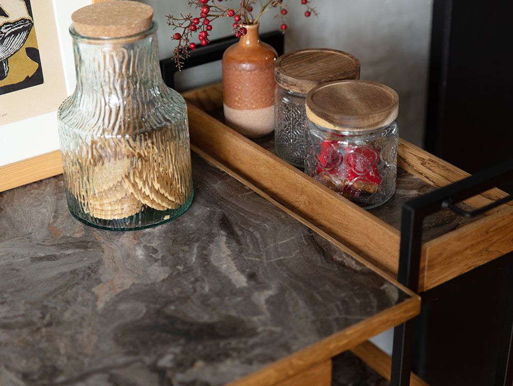 adepecheのPOLポルムービングワゴン、スチールフレームとオーク無垢材オイル塗装の天板を特徴とする製品画像