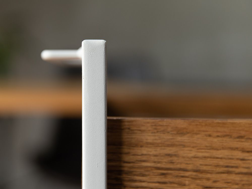 adepecheのPOLポルムービングワゴン。スチール焼付け塗装フレームとオーク無垢材オイル塗装の天板を備えた木製ワゴンの全体像