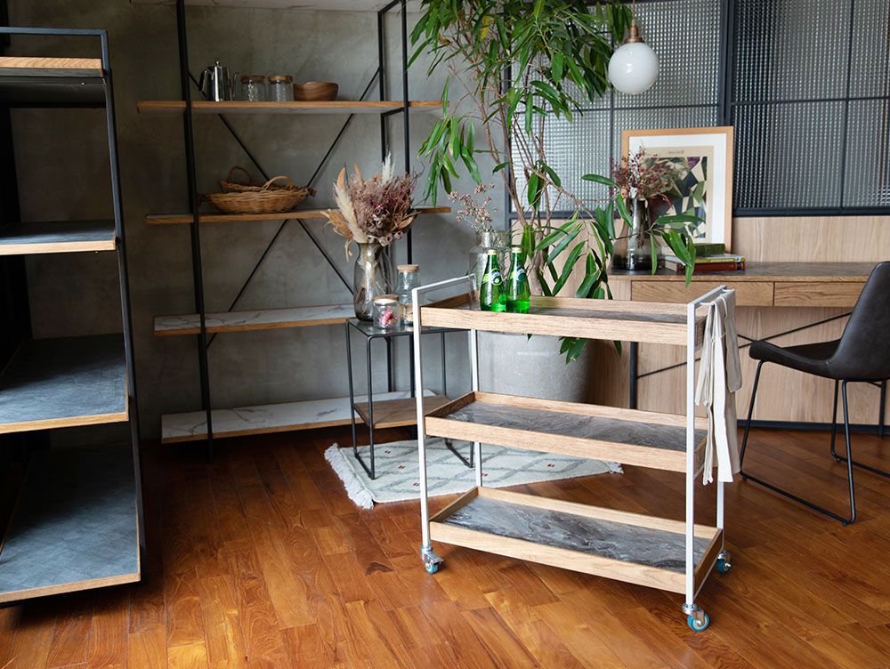 スチール製フレームと木製棚を備えた「POL ポル ムービング ワゴン」が室内に配置されている様子