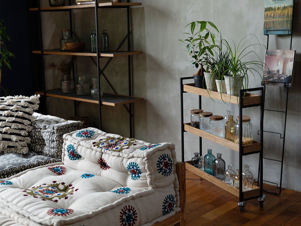 アデペシュPOLポルムービングワゴンが木製棚や照明と調和した室内インテリアに配置された様子