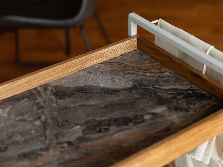 アデペシュのPOLムービングワゴン。スチール焼付けフレームとオーク無垢材オイル塗装の天板を組み合わせたナチュラルな木製ワゴン