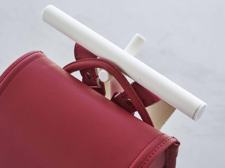 スマートランドセル収納ワゴンにレザー製バッグがストラップ付きで載せられている様子