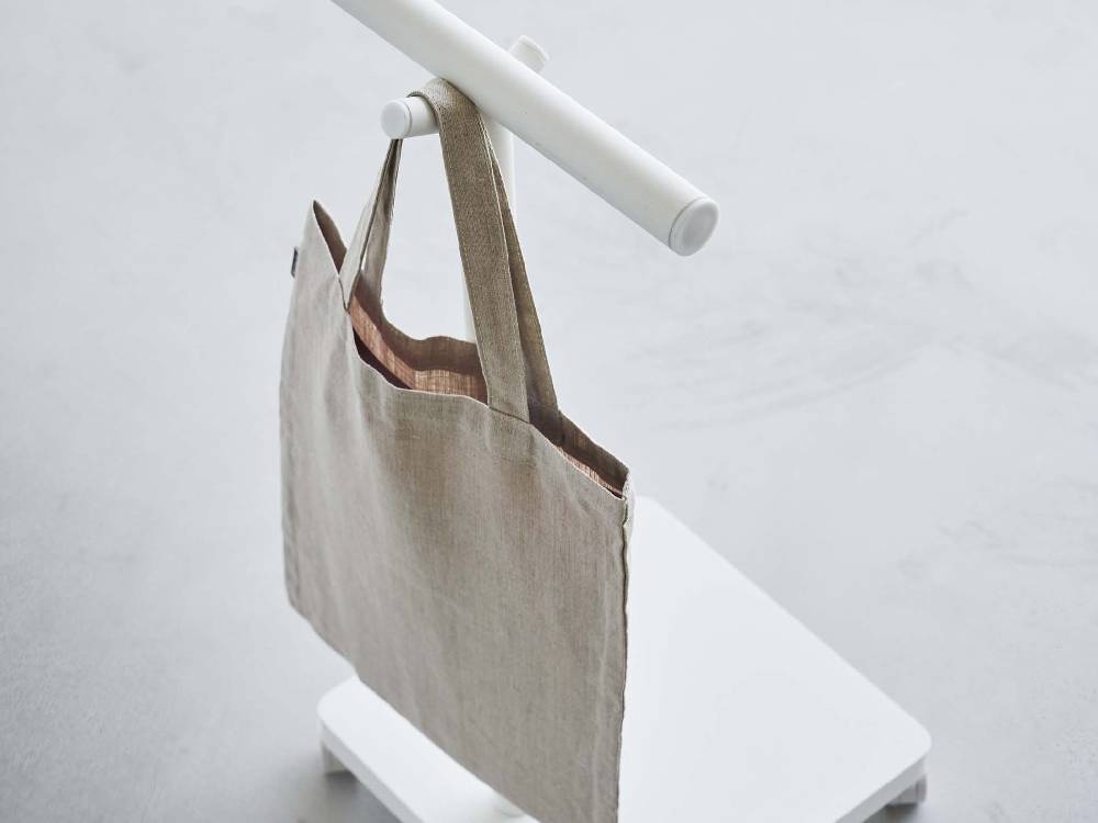 スマートランドセル収納ワゴンにハンガー、ロープ、ショッピングバッグ、タオルなどの家庭用品が整理整頓されている様子