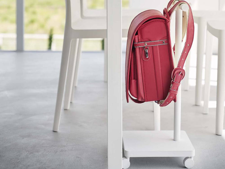 スチール製キャスター付きスマートランドセル収納ワゴン。複数のランドセルを整理整頓できるデザイン